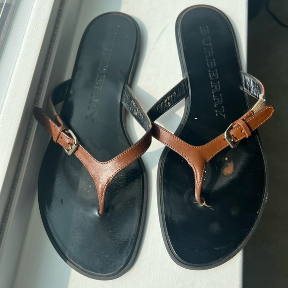 Flip flops in iconic Burberry pattern,,good used condition comfortable - Picture 3 of 3